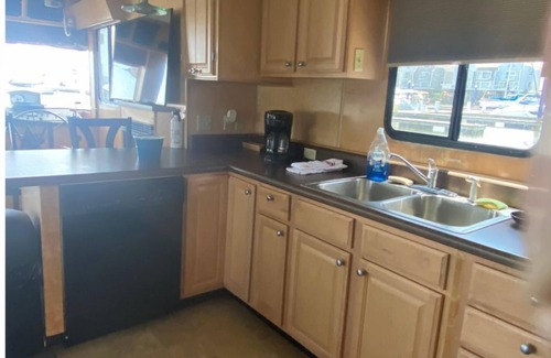 Havre De Grace Boat Rental | Pet-Friendly Houseboat at Log Pond Marina - 9.2 Rated Stay