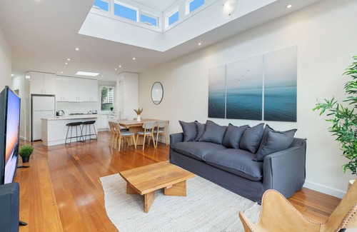 Williamstown House | Fully Equipped Getaway in Modern Coastal Cottage