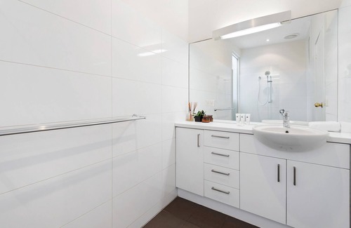 Williamstown House | Fully Equipped Getaway in Modern Coastal Cottage