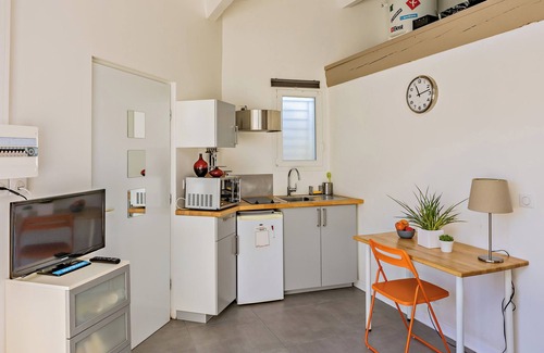 Le Cres Apartment | Fully Equipped Studio with Sports Equipment, Shared Terrace and Garden