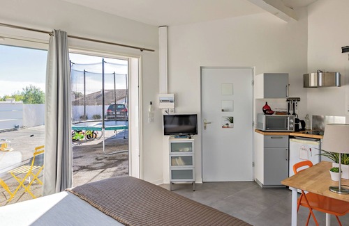 Le Cres Apartment | Fully Equipped Studio with Sports Equipment, Shared Terrace and Garden
