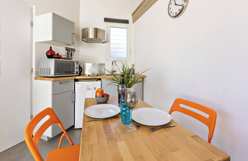 Le Cres Apartment | Fully Equipped Studio with Sports Equipment, Shared Terrace and Garden