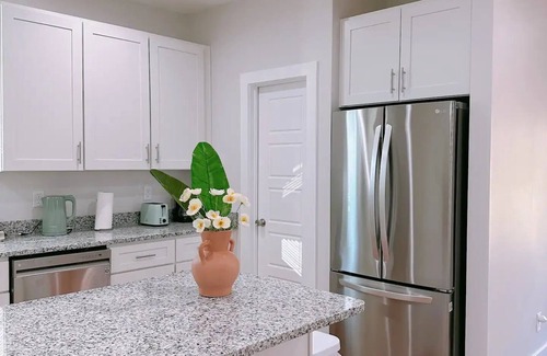 Paw Creek House | Tranquil Tropical Retreat Steps from Uptown Attractions