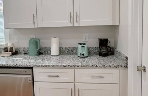 Paw Creek House | Tranquil Tropical Retreat Steps from Uptown Attractions