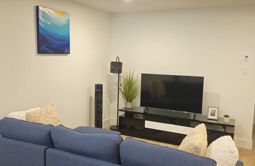 Moncton House | Fully furnished 1-bed basement apt in Moncton, fits 3 adults. Modern & cozyrnrn