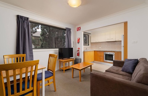 Hornsby Apartment | Convenient 1 Bedroom Apartment with Full Kitchen in Hornsby