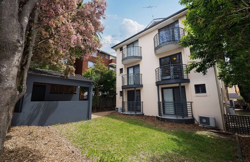 Hornsby Apartment | Convenient 1 Bedroom Apartment with Full Kitchen in Hornsby