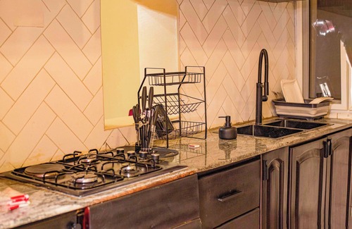 Kampala Apartment | Fully Furnished & Charming 2-bedroom apartment in Kampala with AC, WiFi