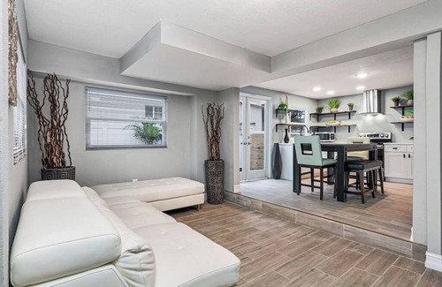 Old Harbor Place House | Cozy Guest House in Clearwater with Pool and Breakfast