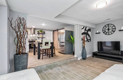 Old Harbor Place House | Cozy Guest House in Clearwater with Pool and Breakfast