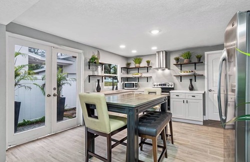 Old Harbor Place House | Cozy Guest House in Clearwater with Pool and Breakfast