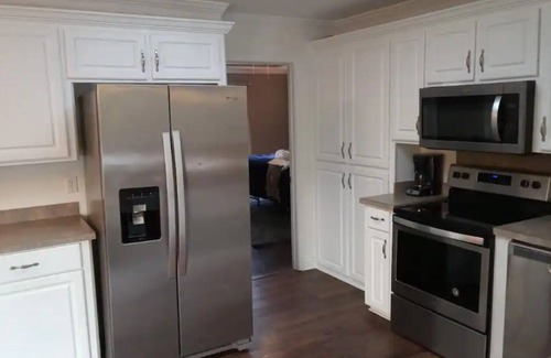 Terry House | Cozy Home for Families: Sleeps 8 and Child Friendly