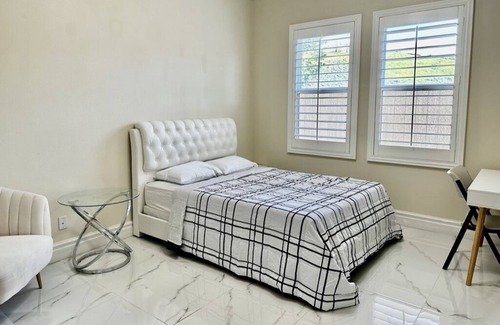 Riverside House | Beautiful Mountain View House with Pool and Spa Amenities