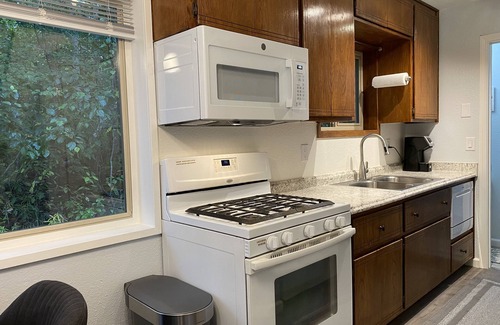 Wasilla Cottage | Inviting Fully Furnished Private Cottage with Breakfast & Kitchen