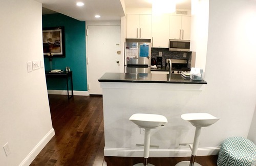 George Washington University Condo | Modern & Safe Hotel with Kitchen and Breakfast Included