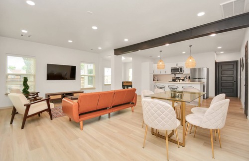 South Central Houston House | Ideal Gated Retreat with Parking for Large Groups