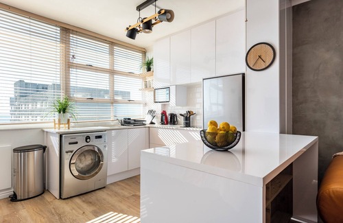 Three Anchor Bay Apartment | Comfortable Bachelor Apartment with Scenic Sea Views