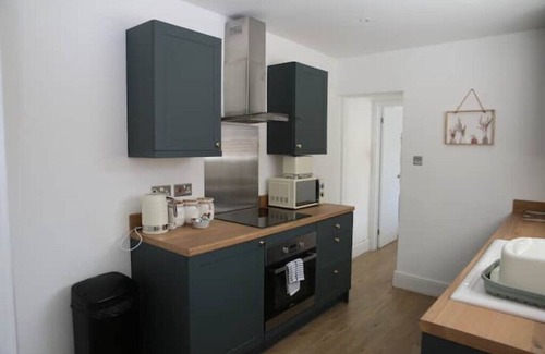 Lowestoft House | Refurbished Beachside Getaway: Ideal for Families