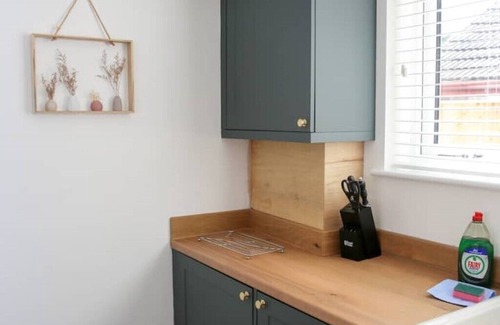 Lowestoft House | Refurbished Beachside Getaway: Ideal for Families