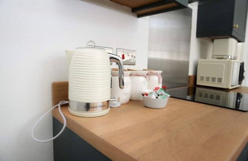 Lowestoft House | Refurbished Beachside Getaway: Ideal for Families