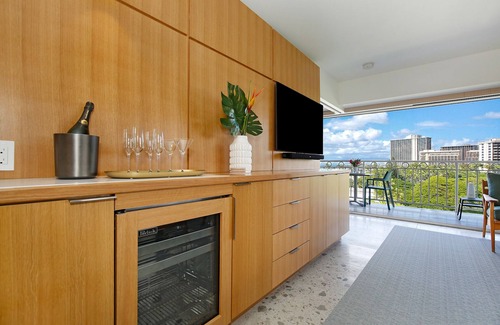 Waikiki Condo | Stunning Oceanfront Views with Pool & Family Amenities!