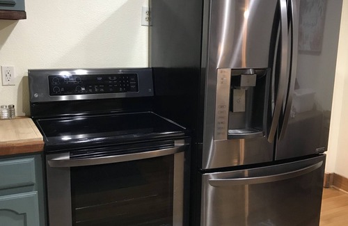 Glen Rose House | Cozy Home with Kitchen, Pet-Friendly & 10/10 Guest Rating