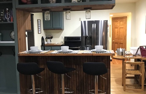 Glen Rose House | Cozy Home with Kitchen, Pet-Friendly & 10/10 Guest Rating
