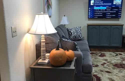Glen Rose House | Cozy Home with Kitchen, Pet-Friendly & 10/10 Guest Rating