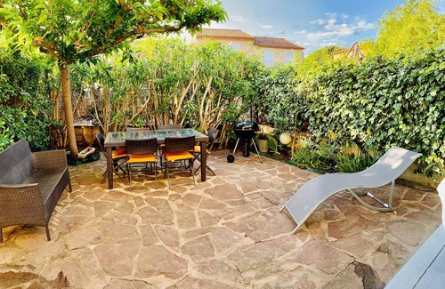 Palavas-les-Flots Apartment | Renovated Oceanfront Apartment with Pool in Palavas