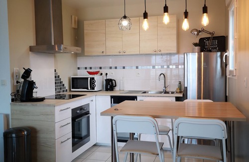 Villenave-d'Ornon Apartment | Modern T2 with Ocean View, Spa & Free Parking - 10/10 Rated