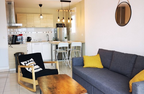 Villenave-d'Ornon Apartment | Modern T2 with Ocean View, Spa & Free Parking - 10/10 Rated