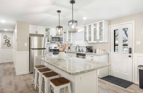 Wasco House | Beautifully Renovated 4 BR House Near Dining and Parks