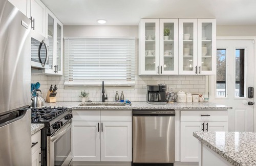 Wasco House | Beautifully Renovated 4 BR House Near Dining and Parks