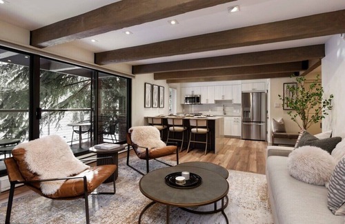 Aspen Condo | Renovated 2 BR Retreat on River with Pool & Ocean Views