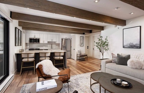Aspen Condo | Renovated 2 BR Retreat on River with Pool & Ocean Views