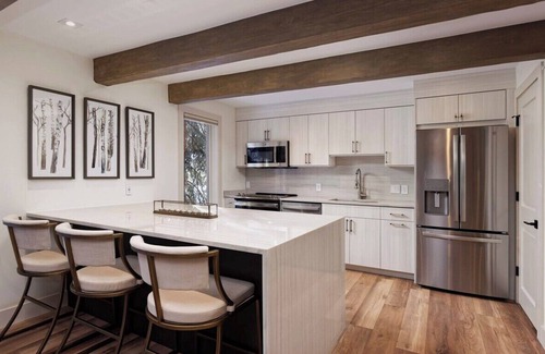 Aspen Condo | Renovated 2 BR Retreat on River with Pool & Ocean Views