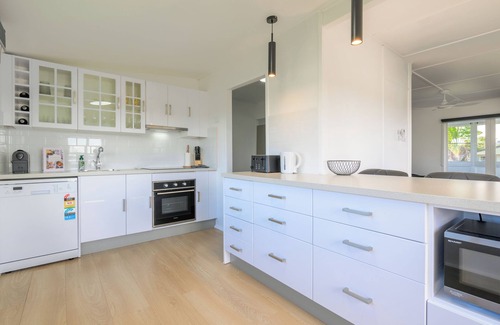 West Gladstone House | Fully renovated home, close to parks, river & beach