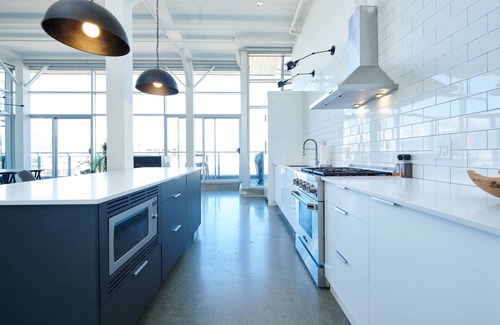 Gastown Condo | Historic Loft Retreat with Private Roof Deck and Amenities