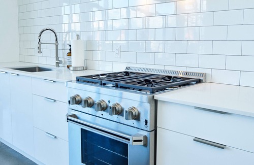 Gastown Condo | Historic Loft Retreat with Private Roof Deck and Amenities
