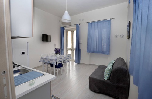 Pompei House | Modern Renovated Holiday Home with Breakfast & Kitchen