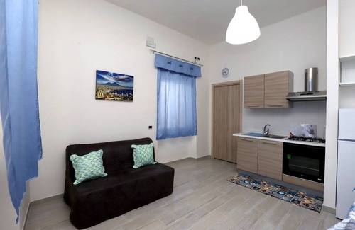 Pompei House | Modern Renovated Holiday Home with Breakfast & Kitchen
