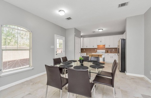 Houston House | Renovated Crashpad with Spa & Breakfast Amenities