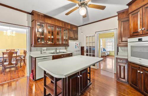 Baldwin House | Elegant Country Manor: Child-Friendly Stay with Great Reviews