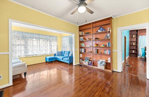 Baldwin House | Elegant Country Manor: Child-Friendly Stay with Great Reviews