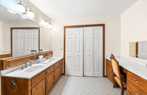 Baldwin House | Elegant Country Manor: Child-Friendly Stay with Great Reviews