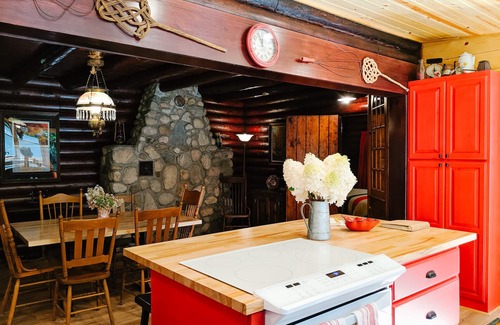 New Era House | Exceptional Lakefront Cabin Retreat on Stony Lake