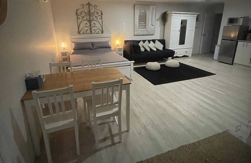Dongara Apartment | Cozy 1 Bedroom Oceanfront Accommodation with Pool Access