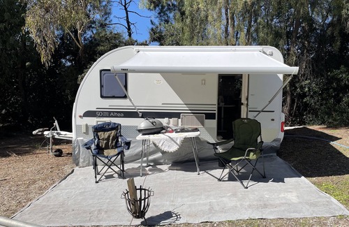 Kingswood House | Cozy Self-Contained Caravan on Serene 1.5 Acre Property