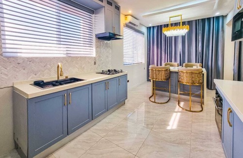 Sekondi-Takoradi Apartment | Fully-service modern lux 2-bedroom apartment with rooftop swimming pool and bar