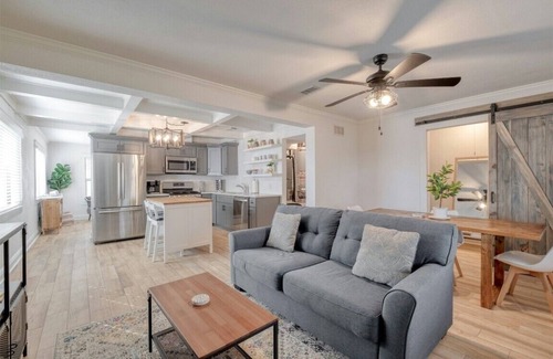 Georgetown House | Fully-stocked home with cowboy pool & luxury beds